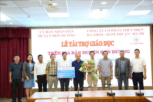 Công ty ĐHĐ tài trợ giáo dục tại huyện Đơn Dương