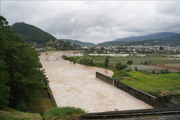 HỒ ĐƠN DƯƠNG XẢ ĐIỀU TIẾT QUA TRÀN ĐẢM BẢO AN TOÀN CÔNG TRÌNH ĐẦU MỐI VÀ GIẢM NHẸ THIÊN TAI CHO VÙNG HẠ DU TỈNH LÂM ĐỒNG.