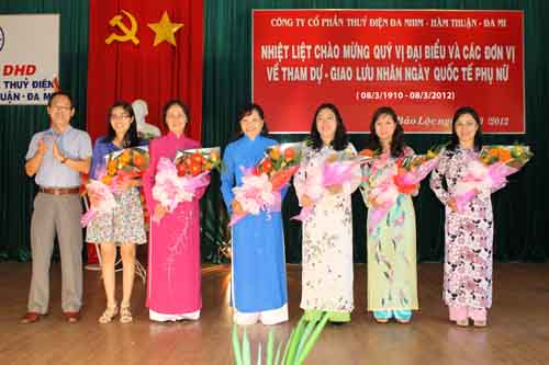 Tổng Giám Đốc Công ty ĐHĐ chúc mừng các chị em nận ngày Quốc tế Phụ Nữ