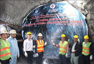 Thông hầm dẫn nước Nhà máy thủy điện Đa Nhim mở rộng